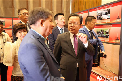 論壇期間配套舉行“‘?dāng)[脫貧困之路’——寧德扶貧開發(fā)圖片展”。人民網(wǎng)記者樊帆 攝