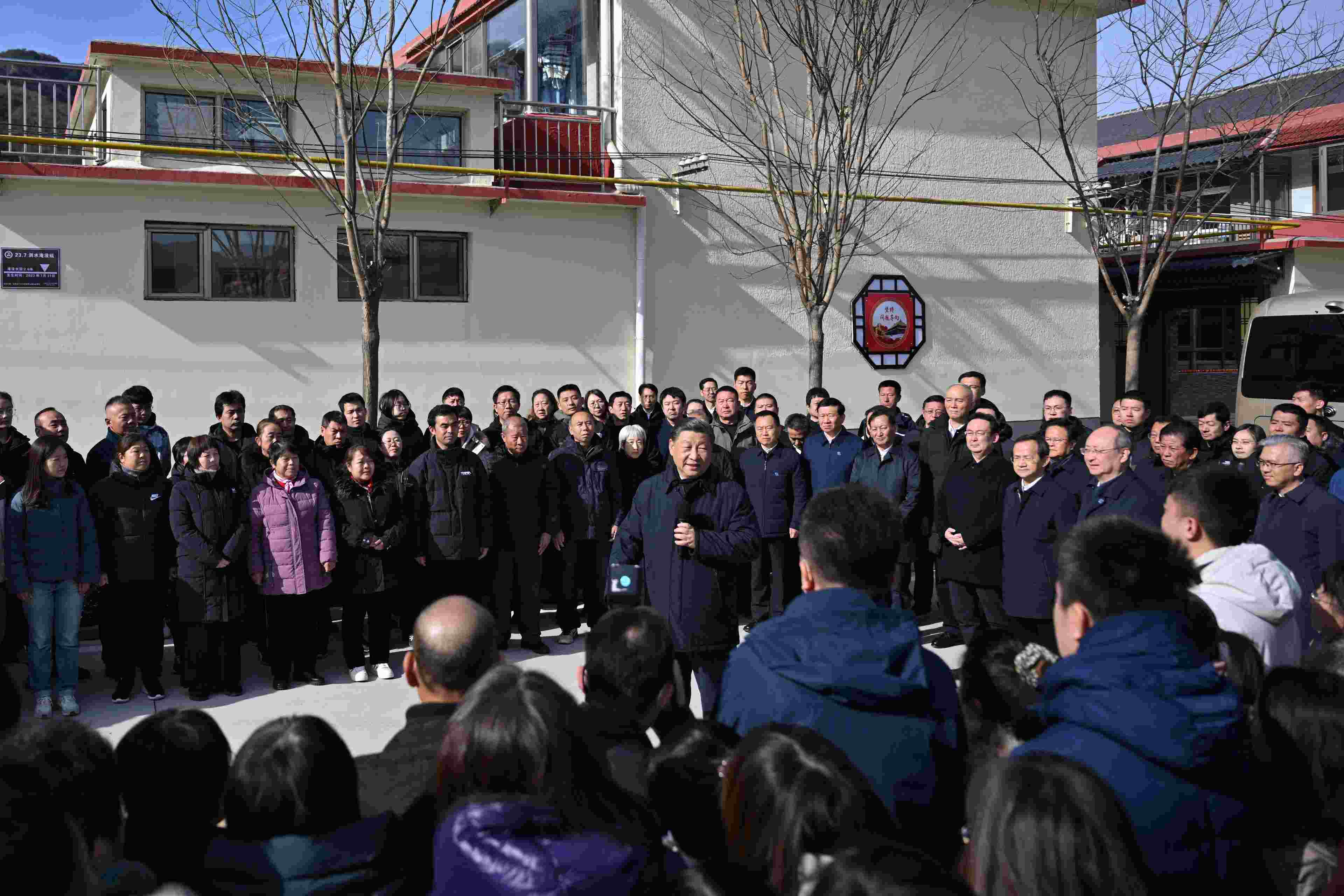 2023年11月10日，習(xí)近平總書記在北京市門頭溝區(qū)妙峰山鎮(zhèn)水峪嘴村考察時(shí)，同當(dāng)?shù)厝罕娪H切交流。