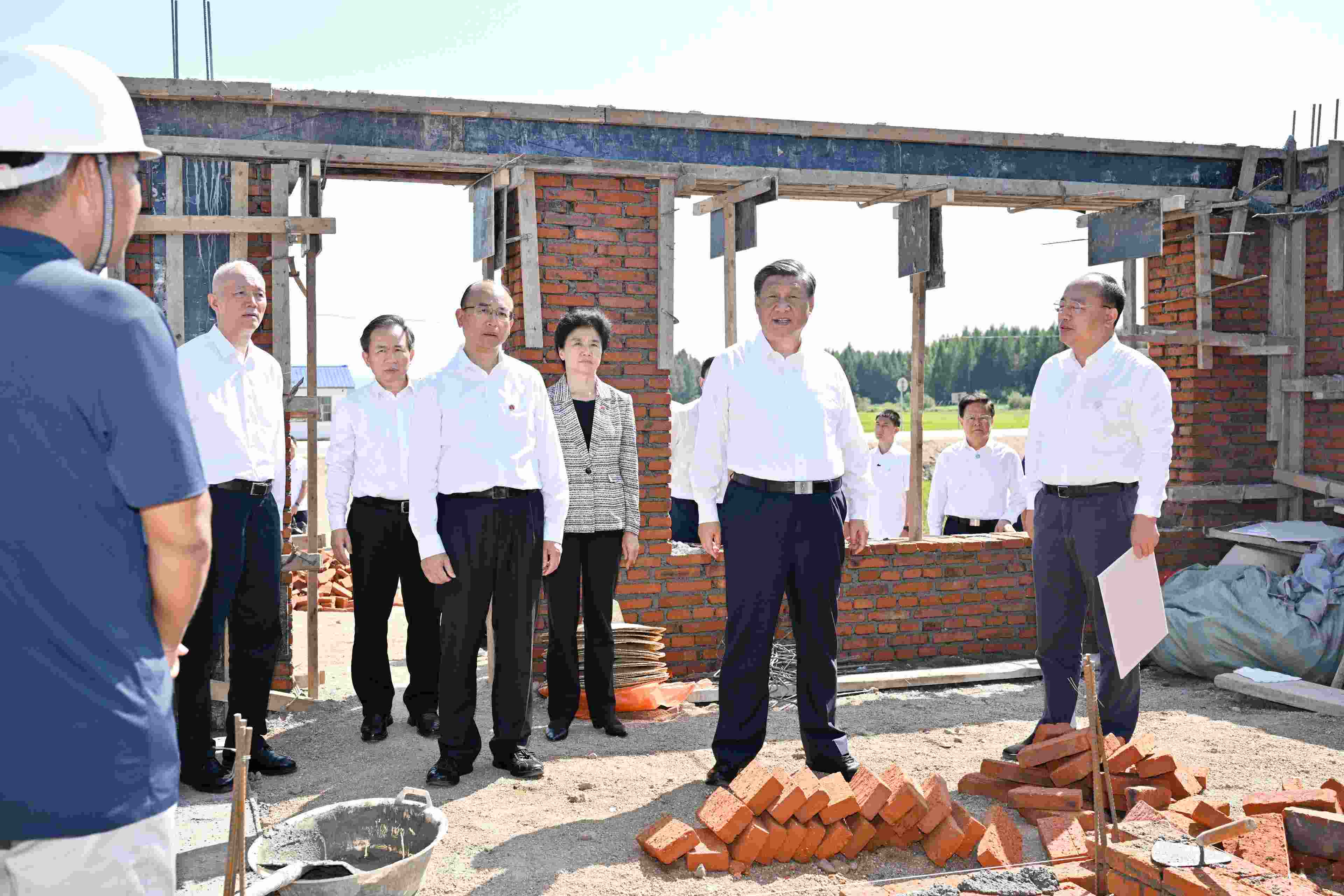 2023年9月7日，習(xí)近平總書記在遭受洪澇災(zāi)害的黑龍江省哈爾濱尚志市老街基鄉(xiāng)龍王廟村，察看水毀房屋重建情況。