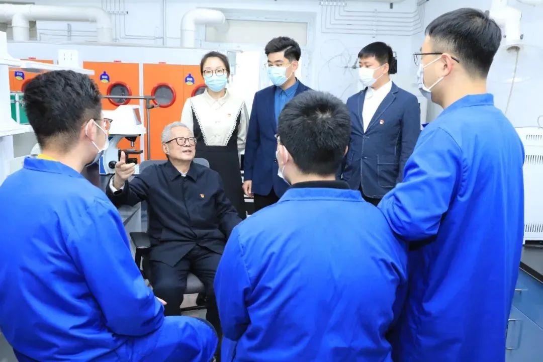 秦裕琨院士在實驗室與青年師生交流。哈爾濱工業(yè)大學(xué)供圖