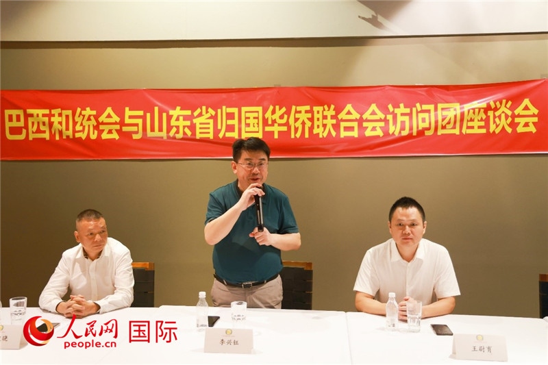 中國(guó)僑聯(lián)副主席、山東省僑聯(lián)主席李興鈺（中）在座談會(huì)上致辭。人民網(wǎng)記者 陳海琪攝
