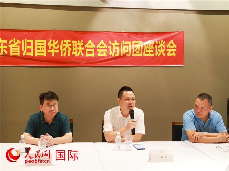 中國(guó)駐里約總領(lǐng)館副總領(lǐng)事王尉育（中）在座談會(huì)上致辭。人民網(wǎng)記者 陳海琪攝