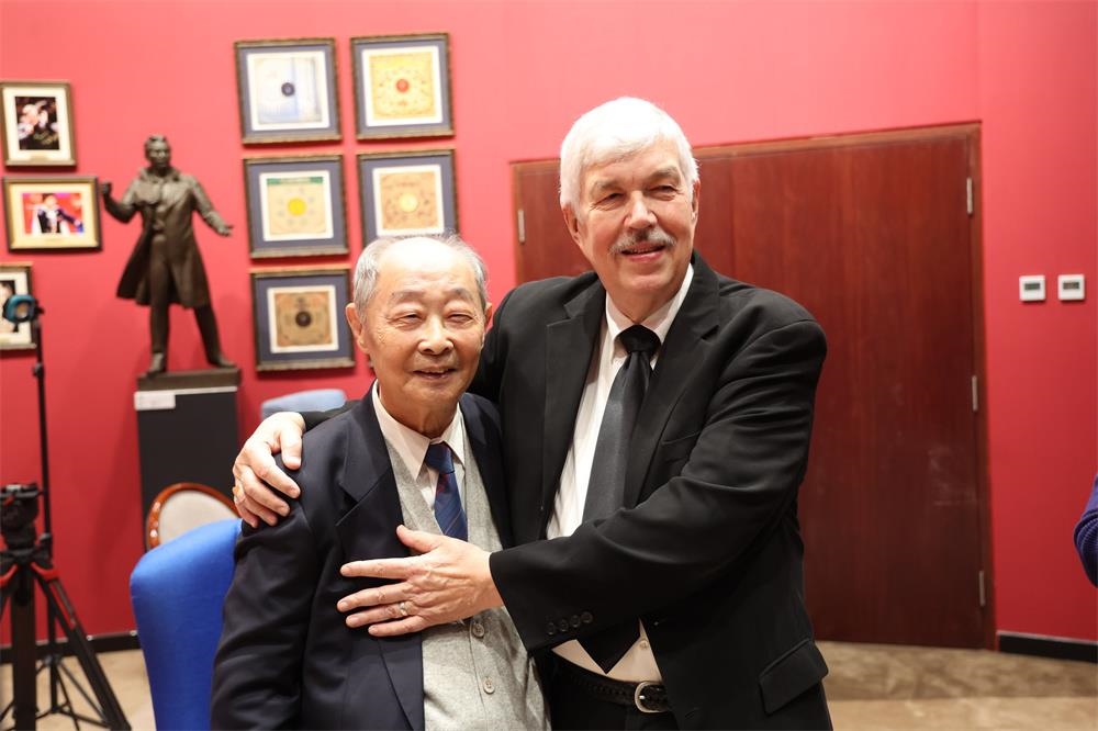 費(fèi)城交響樂團(tuán)小提琴演奏家戴維·布斯與原中央樂團(tuán)小提琴演奏家朱信人50年后再相聚。