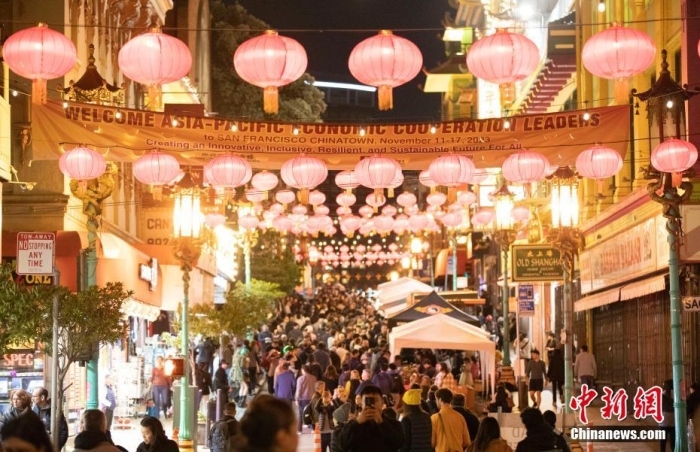 當(dāng)?shù)貢r間11月10日，美國舊金山唐人街夜市人頭攢動。亞太經(jīng)合組織(APEC)第三十次領(lǐng)導(dǎo)人非正式會議將在舊金山舉行，當(dāng)?shù)靥迫私钟?jì)劃舉辦包括夜市在內(nèi)的多場活動，以吸引與會者、游客和市民的光顧。<a target='_blank' href='/'><p class=