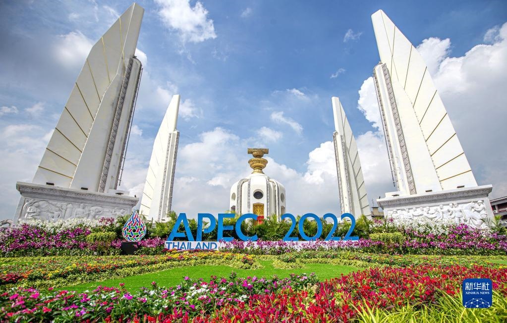 這是2022年11月16日在泰國首都曼谷街頭拍攝的2022年亞太經(jīng)合組織會議標(biāo)識。新華社記者 王騰 攝
