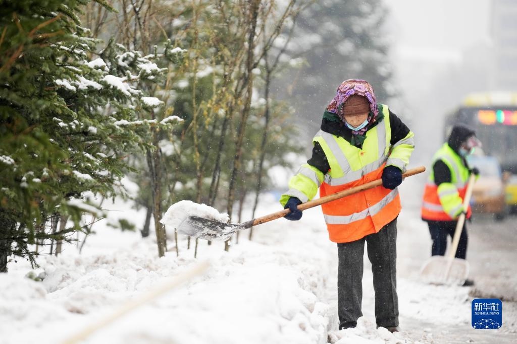 11月16日，環(huán)衛(wèi)工人在清理道路上的積雪。當(dāng)日，黑龍江哈爾濱市迎來雨雪天氣。新華社記者 王建威 攝