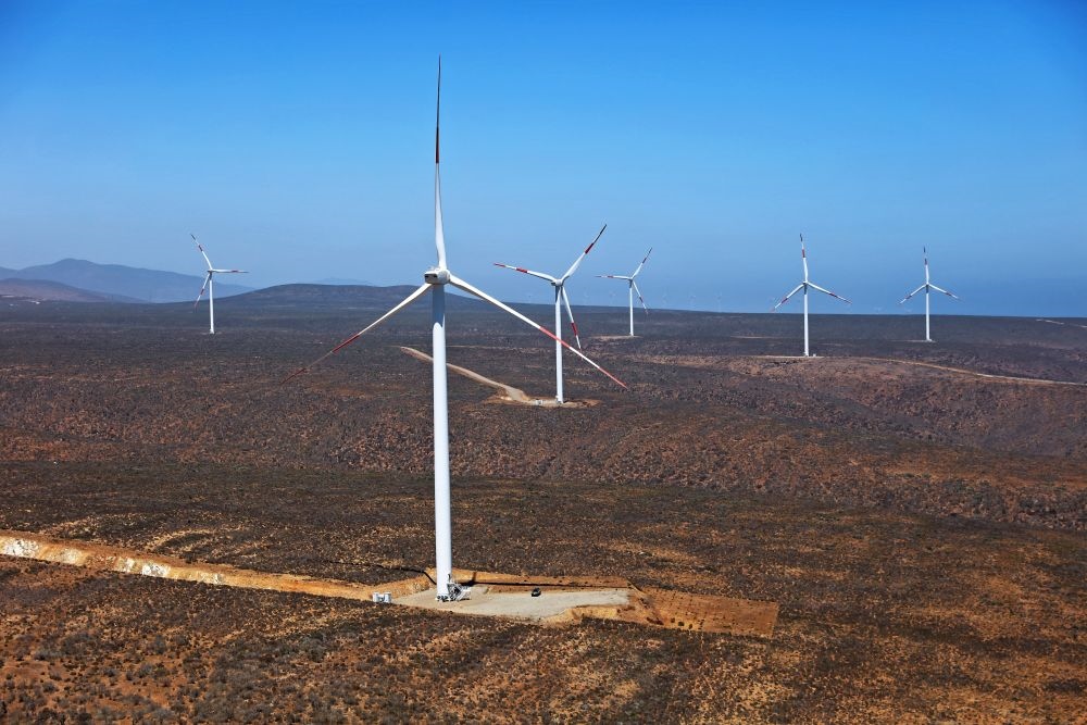 這是2023年2月14日拍攝的位于智利中部沿海的蓬塔謝拉風(fēng)電場。蓬塔謝拉風(fēng)電場是中國在智利投資建設(shè)的首個風(fēng)電場，2018年正式投產(chǎn)發(fā)電，可滿足13萬戶家庭的用電需求，同時每年還能減少15.7萬噸碳排放。