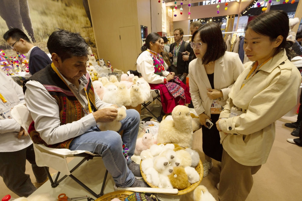 2023年11月7日，秘魯羊駝毛制品手藝人馬馬尼大叔在中國上海舉辦的第六屆進博會上展示羊駝玩偶制作工藝。秘魯特色羊駝毛制品連續(xù)六屆在進博會上亮相，收獲大量訂單。進博會大舞臺讓秘魯傳統(tǒng)手藝人有了更廣闊的發(fā)展空間。