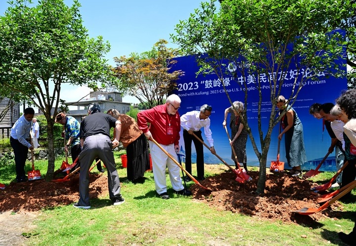 2023年6月28日，出席“鼓嶺之友”座談會的中美各界人士在鼓嶺共同植樹留念。