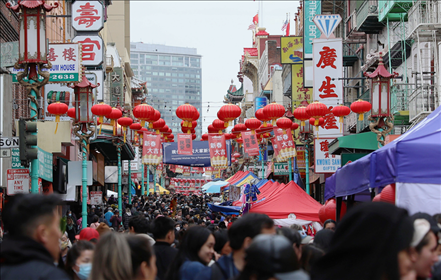 2023年1月15日，人們?cè)诿绹?guó)舊金山唐人街的迎春街會(huì)上游覽、購(gòu)物。當(dāng)日，為期兩天的迎春街會(huì)在美國(guó)舊金山唐人街閉幕，活動(dòng)吸引了大批市民和游客。新華社發(fā)