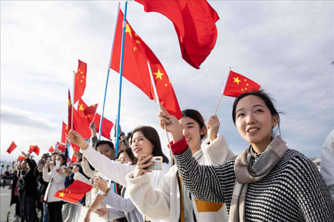 △當(dāng)?shù)貢r間11月14日，華僑華人和中國留學(xué)生代表在沿途街道，熱烈歡迎習(xí)近平主席到訪。