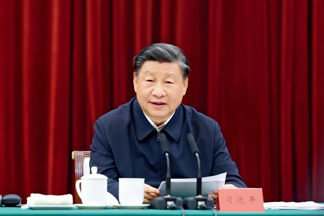 2023年10月12日，中共中央總書記、國家主席、中央軍委主席習(xí)近平在江西省南昌市主持召開進(jìn)一步推動長江經(jīng)濟(jì)帶高質(zhì)量發(fā)展座談會并發(fā)表重要講話。習(xí)近平強(qiáng)調(diào)，完善跨區(qū)域、跨部門、跨層級的數(shù)據(jù)信息共享和流程互聯(lián)互通，深化政務(wù)服務(wù)合作，優(yōu)化營商環(huán)境。圖/新華社記者 鞠鵬 攝