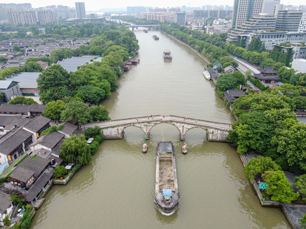 2022年5月27日，貨船通過(guò)京杭大運(yùn)河杭州段拱宸橋。（新華社記者江漢 攝）