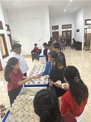 學(xué)生們品嘗中華美食湯圓和燒賣。主辦方供圖