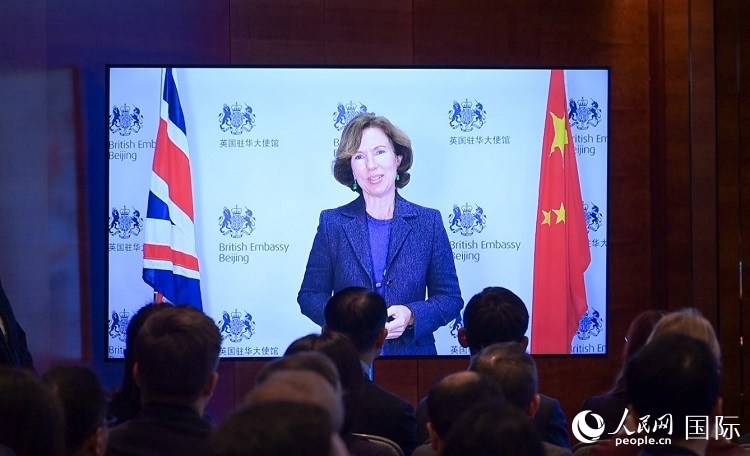 英國駐華大使吳若蘭發(fā)表視頻主旨演講。人民網(wǎng) 郭錦標(biāo) 攝