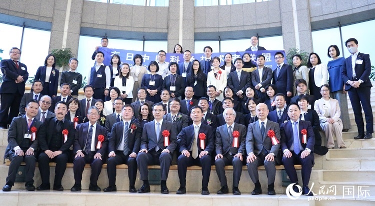 到場(chǎng)嘉賓與中國(guó)駐日本大使吳江浩合影留念。人民網(wǎng) 許可攝