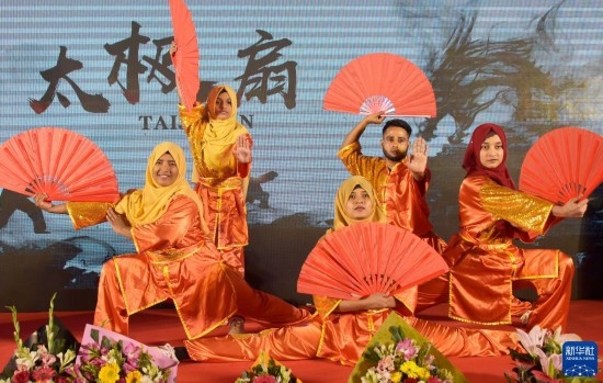 11月22日，在孟加拉國達卡，學生在孔子課堂揭牌儀式上表演。新華社發(fā)（薩利姆攝）