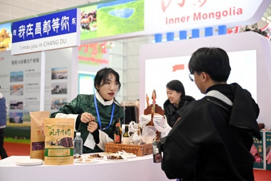 11月23日，參展商和參觀者在國(guó)家會(huì)展中心（天津）國(guó)內(nèi)省市合作交流展區(qū)交流。新華社記者 趙子碩 攝