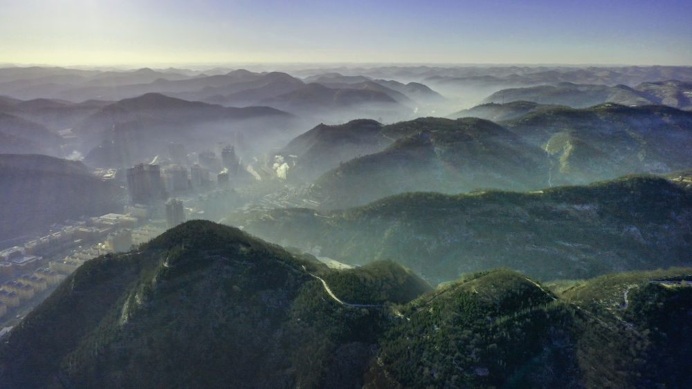陜西省延安市吳起縣的山山峁峁被茂密的山林覆蓋（2021年12月20日攝，無人機照片）。新華社記者 陶明 攝