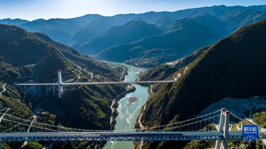 11月25日拍攝的麗香鐵路金沙江特大橋（前），遠處是麗香高速特大橋（無人機照片）。