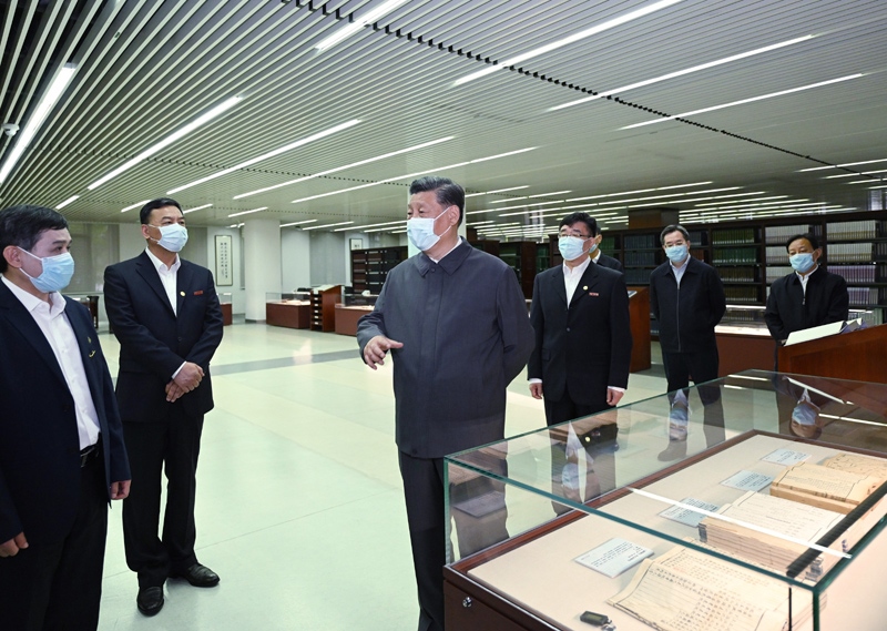 2022年4月25日，習(xí)近平來到中國(guó)人民大學(xué)考察調(diào)研。這是他在圖書館考察。