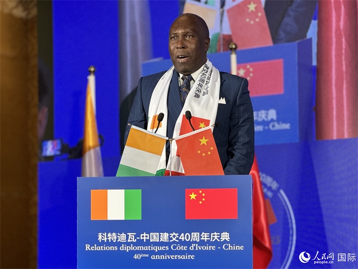 科特迪瓦駐華大使多索·阿達(dá)馬在招待會上致辭。人民網(wǎng) 謝瑩攝