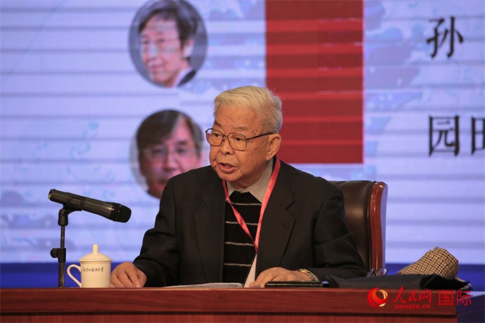 北京外國語大學(xué)北京日本學(xué)研究中心原主任嚴(yán)安生發(fā)表主旨演講。人民網(wǎng)記者 張麗婭攝