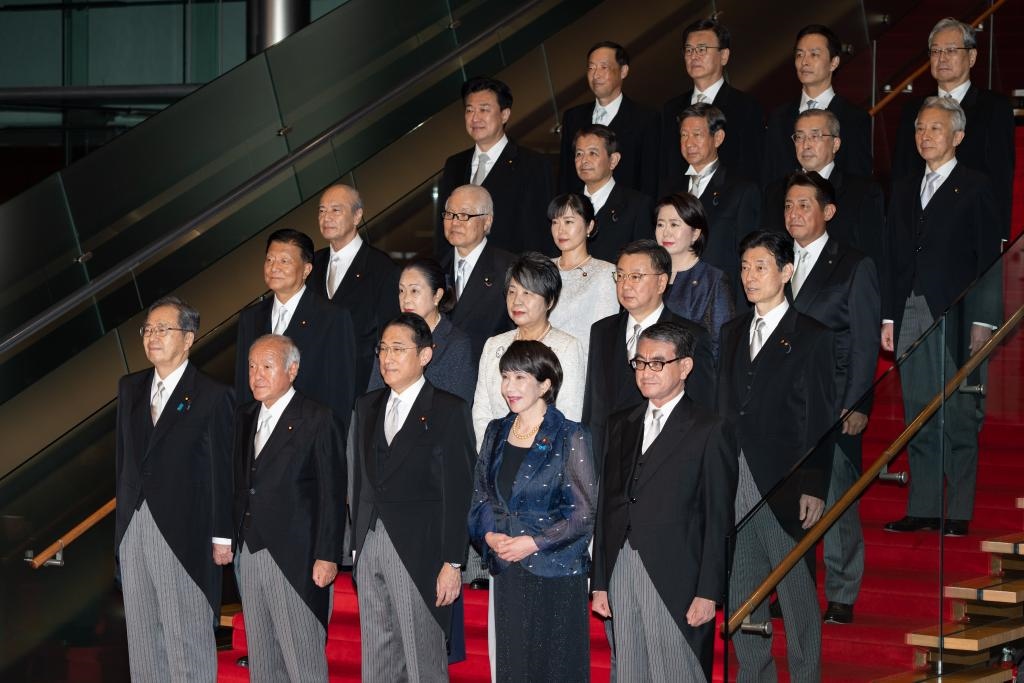 9月13日，日本首相岸田文雄（前排中）在東京的首相官邸率閣僚合影。新華社記者張笑宇攝