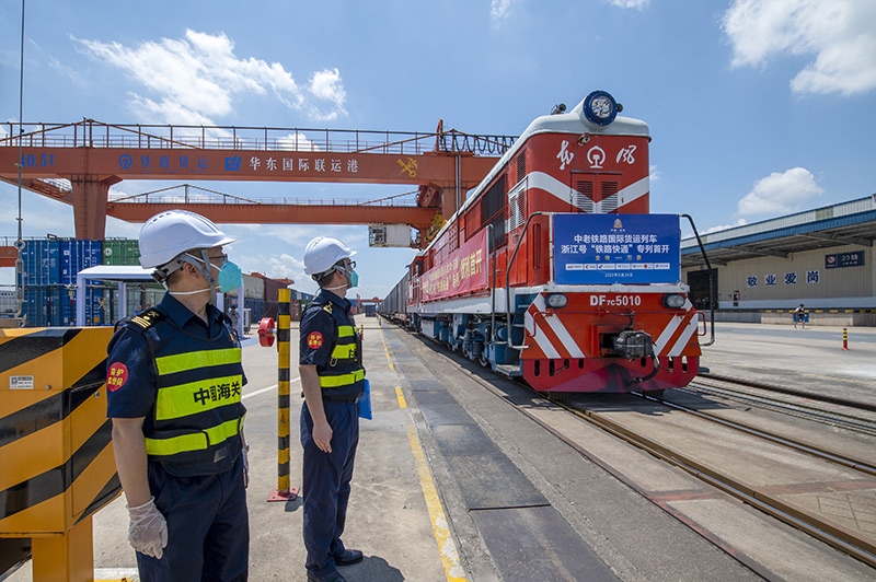 2022年6月29日，浙江金華，中老鐵路國際貨運列車浙江號“鐵路快通”首趟專列經(jīng)海關(guān)監(jiān)管后，從金華南站鳴笛啟程，經(jīng)磨憨口岸駛向老撾萬象。