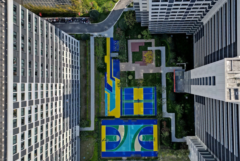 社區(qū)內(nèi)的運動場地設(shè)施（無人機照片）。