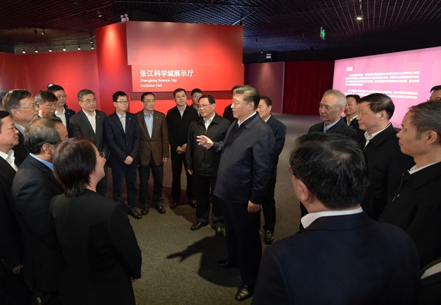2018年11月6日，習近平在上海張江科學城展示廳考察時，同在場的科技工作者親切交談。