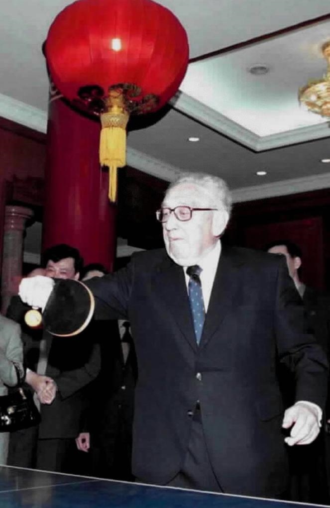 2001年3月18日，基辛格在中國人民對外友好協(xié)會紀念中美“乒乓外交”30周年的招待會開始前揮拍助興。新華社發(fā)