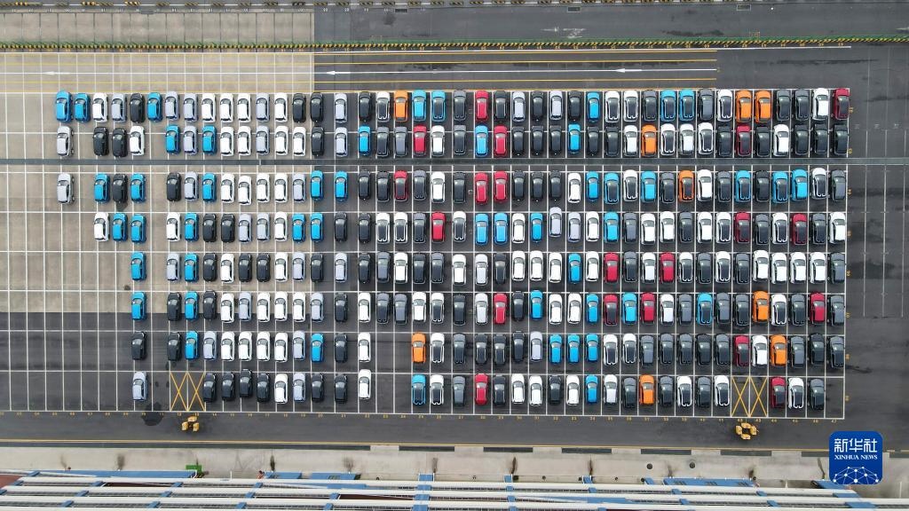 這是2023年7月9日在上海外高橋海通汽車碼頭拍攝的等待裝船運(yùn)往澳大利亞的上汽MG品牌汽車和新能源車（無人機(jī)照片）。新華社記者 方喆 攝