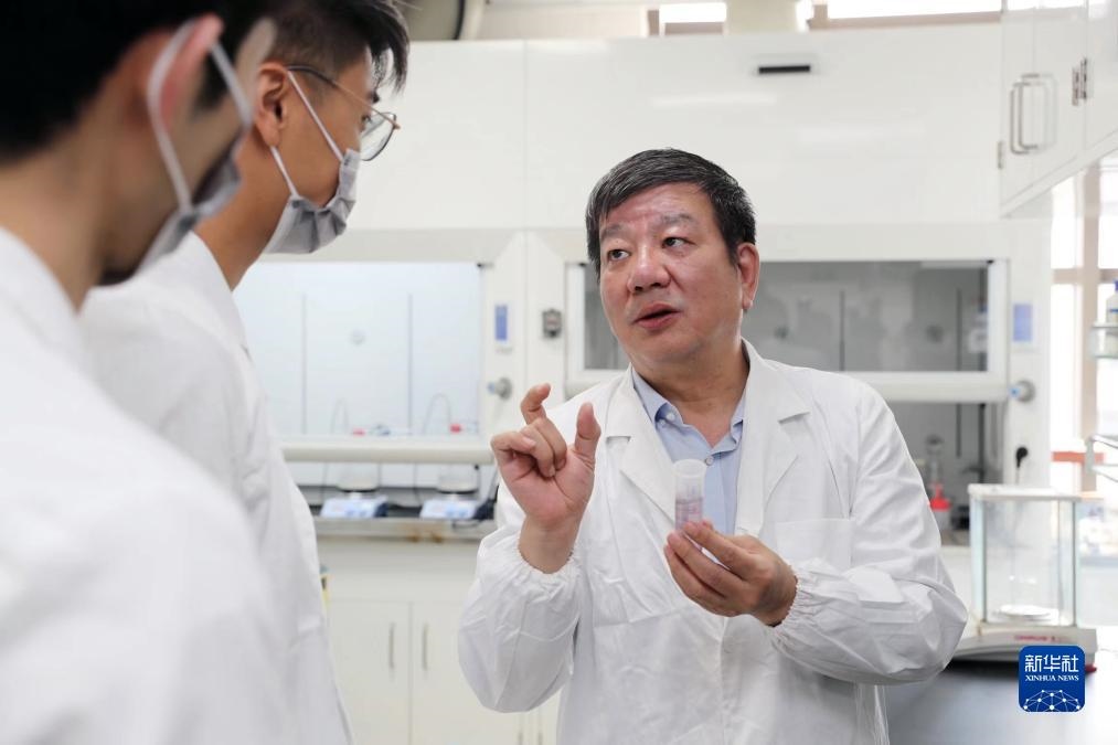 中國科學(xué)院院士、國家自然科學(xué)獎一等獎得主趙東元在復(fù)旦大學(xué)實(shí)驗(yàn)室里指導(dǎo)學(xué)生（2023年9月2日攝）。新華社記者 劉穎 攝