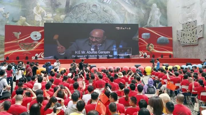 2019年7月6日，杭州市民揮舞國旗慶祝良渚古城遺址獲準(zhǔn)列入世界遺產(chǎn)名錄。記者 吳煌 倪雁強 攝