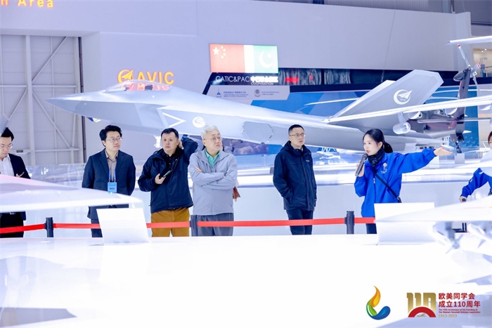參會嘉賓和留學歸國人員參觀珠海太空中心。主辦方供圖