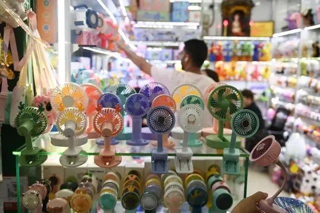 △近期，客商在浙江義烏國際商貿(mào)城采購商品。