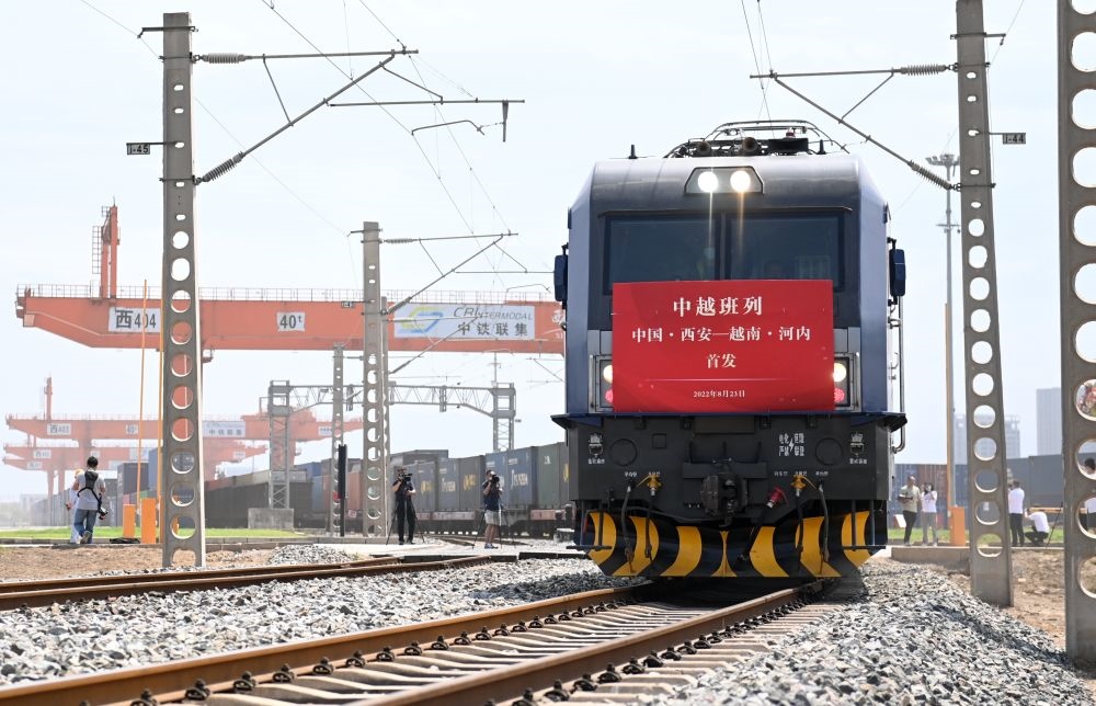 2022年8月23日，陜西首趟中越國(guó)際貨運(yùn)班列由西安國(guó)際港站駛出開(kāi)往越南河內(nèi)。新華社記者 李一博 攝
