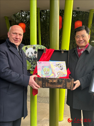 吳墾大使和韋格納市長手捧德國兒童為“夢想”“夢圓”準(zhǔn)備的手繪“送別大禮包”。人民網(wǎng)記者 徐馨攝