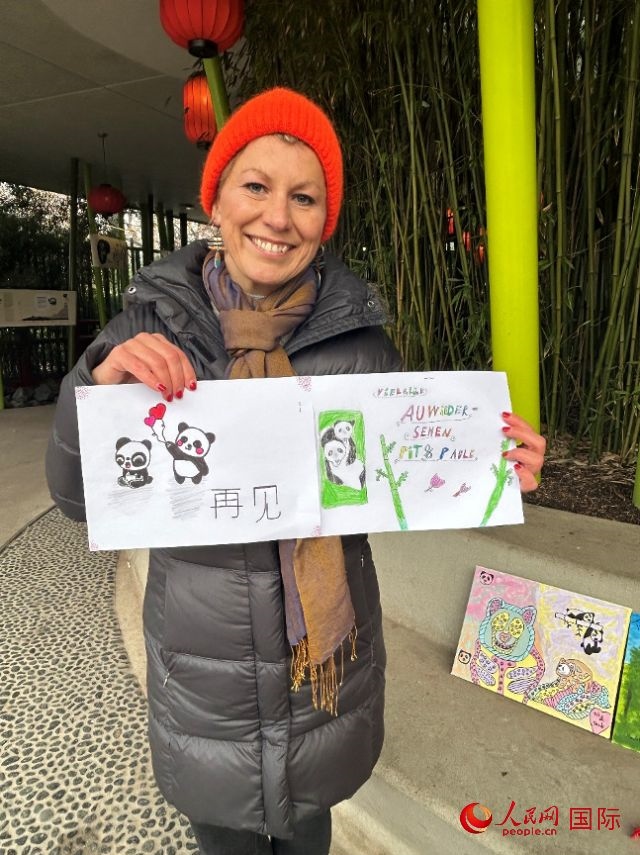桑德拉和德國小朋友們的作品。右圖寫著“祝福好運，再見 Pit和Paule（“夢想”“夢圓”的德語名字）”。人民網(wǎng)記者 徐馨攝