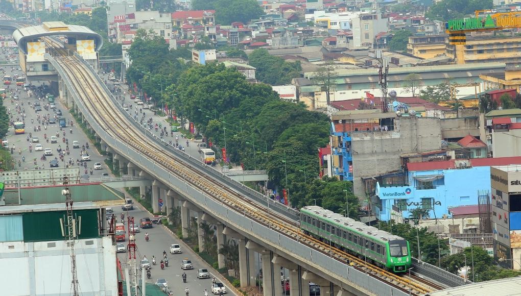 2021年11月6日，列車在越南首都河內(nèi)吉靈-河?xùn)|輕軌線上行駛。中企承建的越南首條城市輕軌項目交接儀式當(dāng)日在河內(nèi)舉行，標(biāo)志著該項目投入運行。新華社/越通社