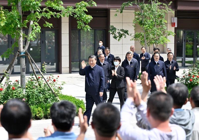 △2023年5月10日，習近平總書記在河北雄安新區(qū)容東片區(qū)南文營社區(qū)考察。