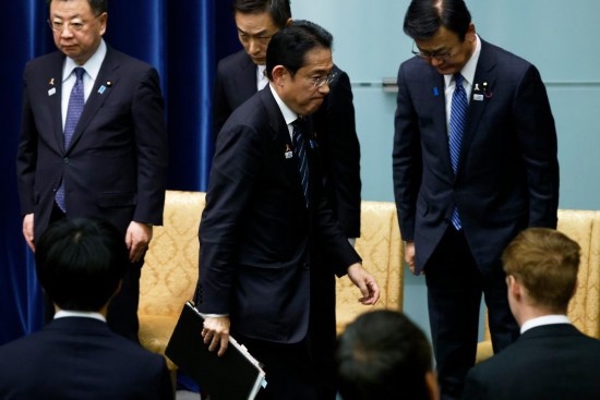  11月2日，在日本東京首相官邸，日本首相岸田文雄在新聞發(fā)布會(huì)后離開會(huì)場(chǎng)。新華社發(fā)（Pool圖片，太田潔攝）