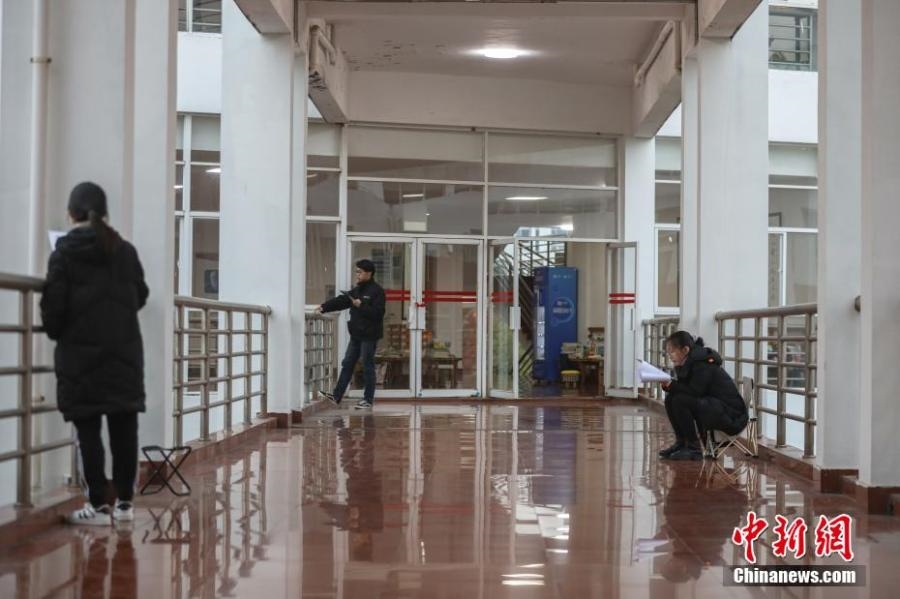資料圖：幾位考研學(xué)生在南昌大學(xué)教學(xué)樓的天橋上復(fù)習(xí)備考。劉力鑫 攝