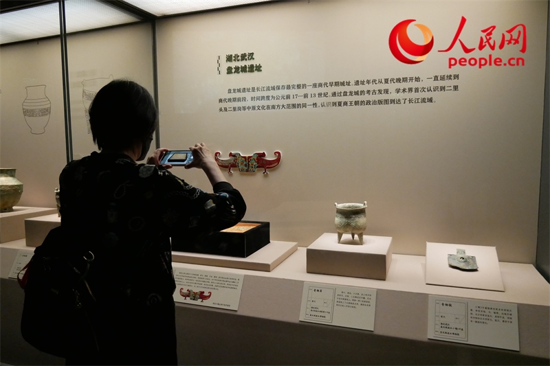 今年9月，觀眾正在參觀“鑒往知遠——新時代考古成果展”。人民網記者 韋衍行攝