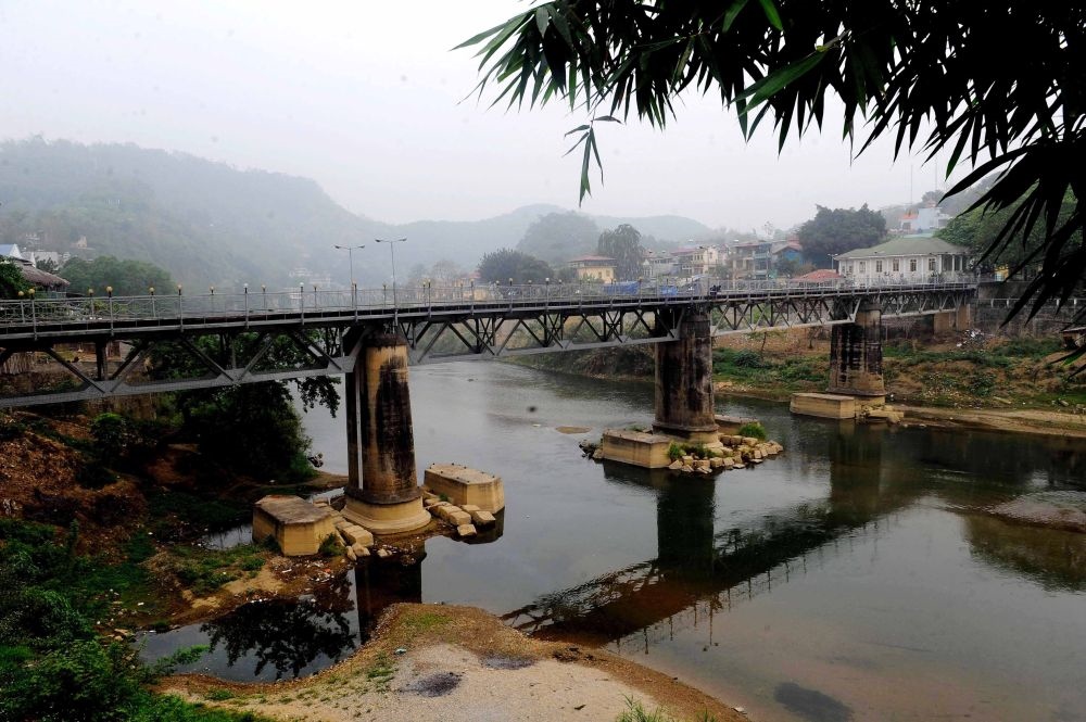 這是滇越鐵路連接中越兩國的中越鐵路大橋，橋的對(duì)岸是越南老街?。?010年3月20日攝）。