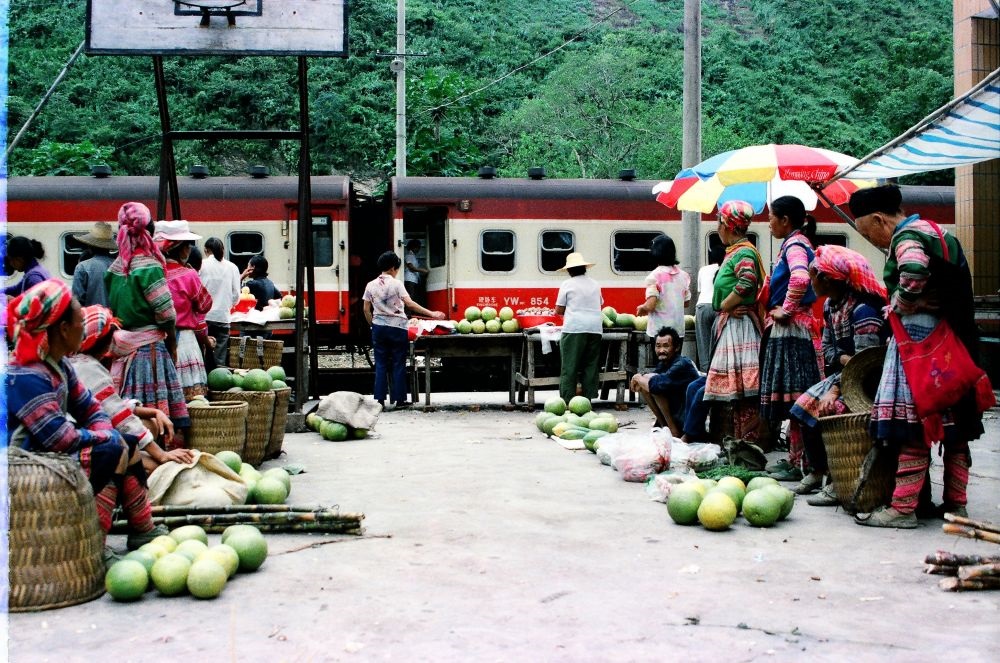 這是90年代中后期滇越鐵路沿線的集市，客運(yùn)列車的開行為當(dāng)?shù)氐拇迕駧砩虣C(jī)。