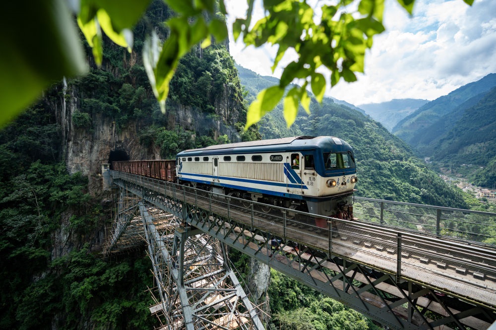 進(jìn)行人字橋橋梁檢測(cè)的米軌列車通過人字橋（2023年9月6日攝）。