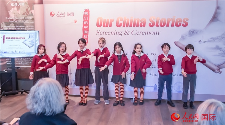 肯辛頓韋德預(yù)備學(xué)校小學(xué)生表演。人民網(wǎng) 郭錦標攝