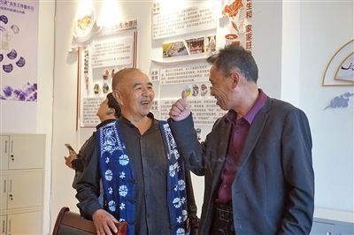  在大理州古生村訴訟服務站內，全國人大代表樊九平為“阿鵬調解員”點贊。